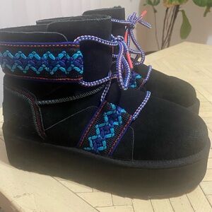 UGG Classic Mini II Braid Platform Boots Women’s Size 9